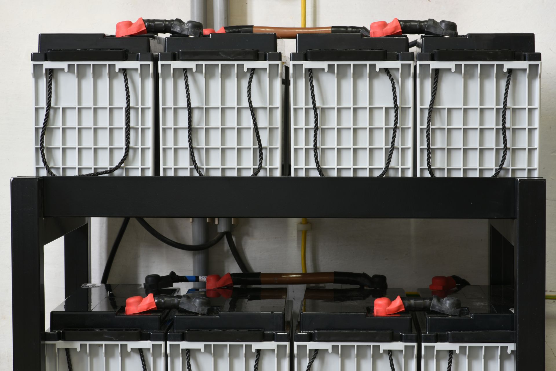 Surplusul de energie stocat cu baterii solare