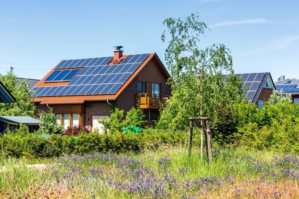 După montarea panourilor solare, tot ce ai de făcut este să te bucuri de avantajele oferite de energia solară