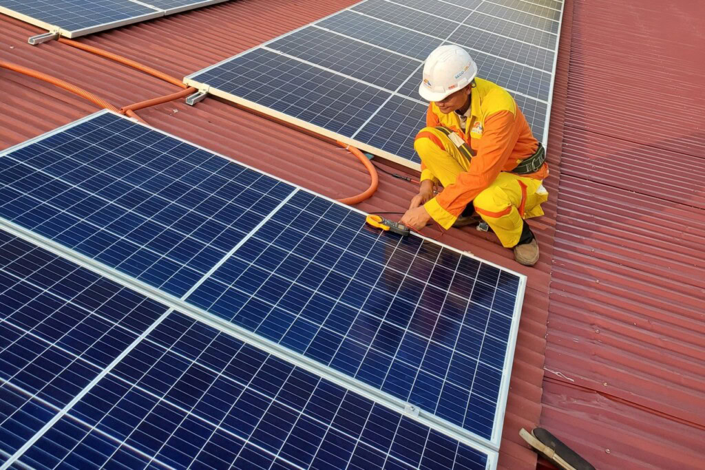 Alegerea panourilor solare potrivite afacerii tale poate părea un pas dificil, însă o companie de încredere îți poate ușura munca